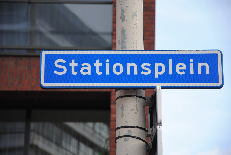 De Schiedammer Online • Gisteren werd straatroof gepleegd bij Stationsplein; vandaag zijn twee verdachten opgepakt • #Schiedam.