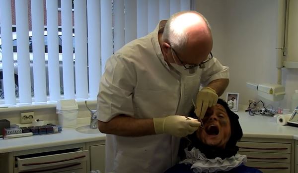 Sinterklaasjournaal: pietje naar de tandarts