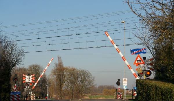 Overweg in Schiedam blijft als laatste over in treintraject Dordrecht-Leiden